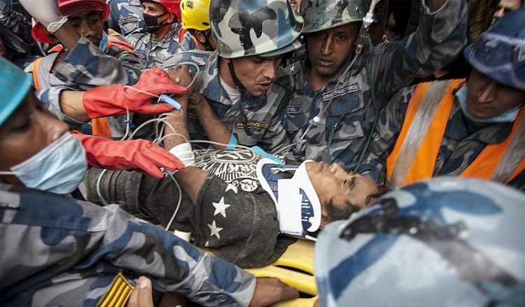 Νεπάλ: 30χρονη και 15χρονος ανασύρθηκαν ζωντανοί (φωτο)