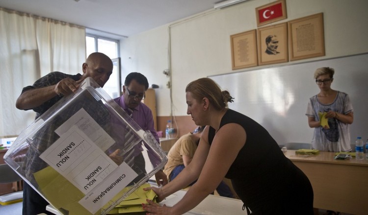 Ο Ερντογάν αφήνει ανοιχτό «παράθυρο» για νέες εκλογές στην Τουρκία