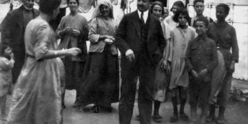 Ο Λεωνίδας Ιασονίδης σε προσφυγικό συνοικισμό, το 1923. Συλλογή Άννας Θεοφυλάκτου (πηγή: Ιστορικό Αρχείο Προσφυγικού Ελληνισμού Δήμου Καλαμαριάς)