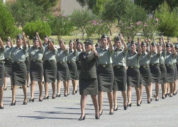 Εξετάζεται 6μηνη θητεία για τις γυναίκες στο στρατό