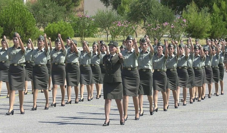 Εξετάζεται 6μηνη θητεία για τις γυναίκες στο στρατό