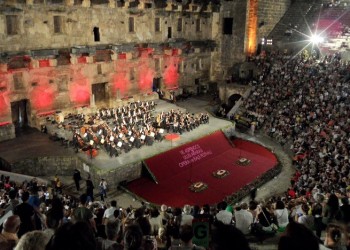 Με καταστροφή ανάλογη ενός σεισμού απειλείται το αρχαίο θέατρο Ασπένδου