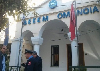Άγνωστοι έκαψαν την ελληνική σημαία στην Αλβανία