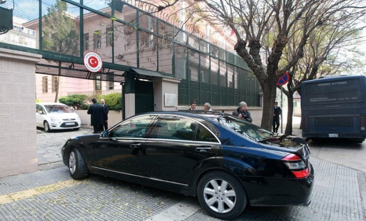 Επίθεση με βόμβες μολότοφ στο τουρκικό προξενείο στη Θεσσαλονίκη