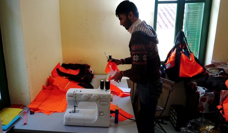 Μυτιλήνη: Χρηστικά αντικείμενα από σωσίβια και πλαστικές βάρκες μεταναστών και προσφύγων