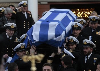 Ράγισαν καρδιές στην κηδεία του κυβερνήτη του μοιραίου ελικοπτέρου