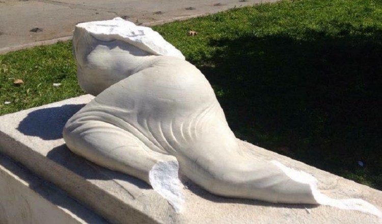 Βάνδαλοι κατέστρεψαν το άγαλμα της γυναίκας της Β. Ηπείρου στο κέντρο της Αθήνας