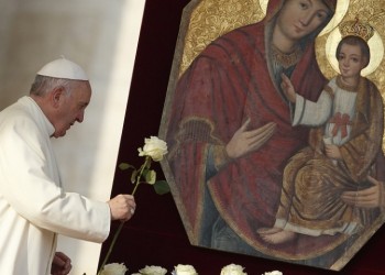 Ο Πάπας και τα τριαντάφυλλα στα χρώματα της ελληνικής σημαίας