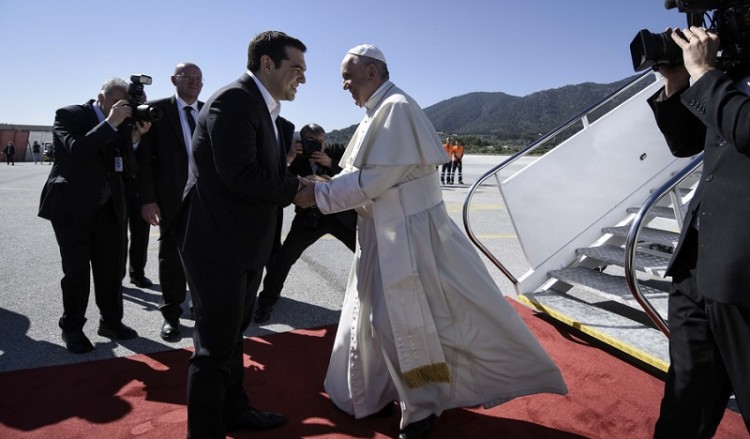 Ξεκίνησε η ιστορική επίσκεψη του Πάπα Φραγκίσκου στην Μυτιλήνη (φωτο,βίντεο)