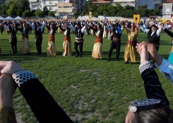 2.000 χορευτές και μουσικοί στο 5ο Αντάμωμα Ελληνικών Παραδόσεων (φωτο, βίντεο)