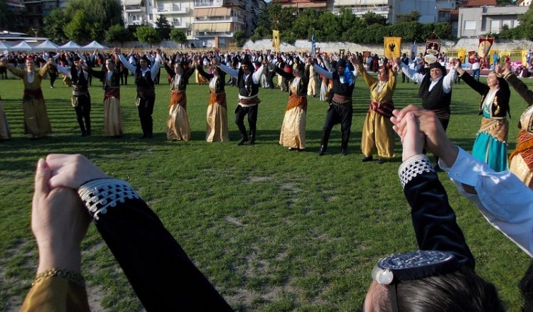 2.000 χορευτές και μουσικοί στο 5ο Αντάμωμα Ελληνικών Παραδόσεων (φωτο, βίντεο)