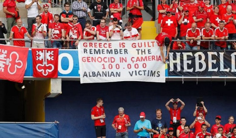 Euro 2016: Προκλητικό πανό εναντίον της Ελλάδας στον αγώνα Αλβανία-Ελβετία