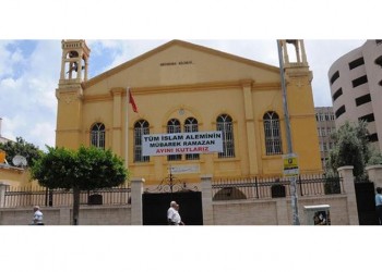 Νέα τουρκική πρόκληση: Σήκωσαν πανό για το ραμαζάνι σε ορθόδοξη εκκλησία στην Αλεξανδρέττα