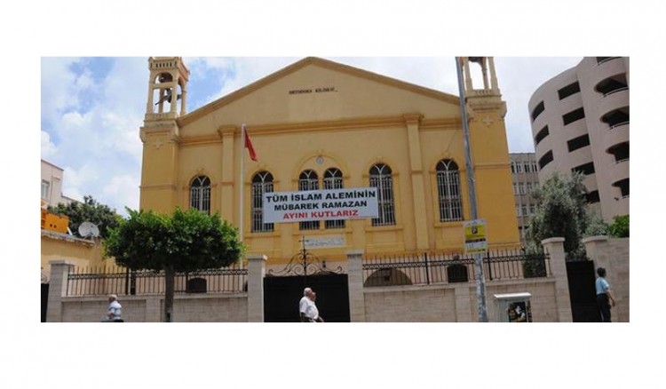 Νέα τουρκική πρόκληση: Σήκωσαν πανό για το ραμαζάνι σε ορθόδοξη εκκλησία στην Αλεξανδρέττα