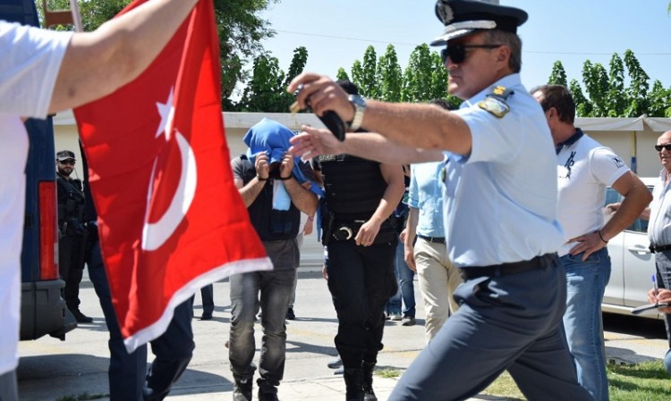 Διαμαρτυρία κατά της έκδοσης των οκτώ Τούρκων στρατιωτικών