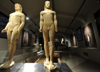 Οι δίδυμοι Κούροι από τα χέρια των αρχαιοκάπηλων στην Αρχαία Κόρινθο (φωτο)