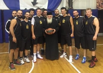 Σε αγώνα μπάσκετ ο Αρχιεπίσκοπος Ιερώνυμος (φωτο)