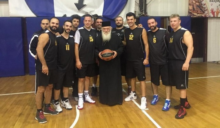 Σε αγώνα μπάσκετ ο Αρχιεπίσκοπος Ιερώνυμος (φωτο)