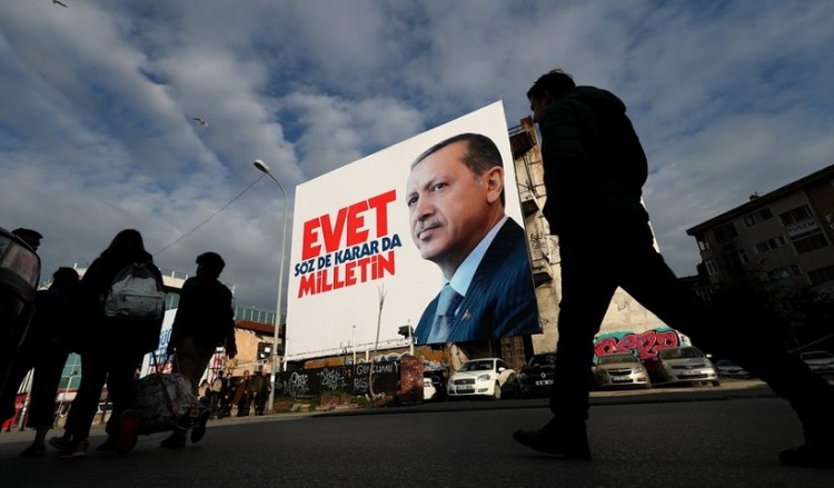 Κόλλησαν αφίσες στην Κομοτηνή κατά του Ερντογάν, απειλούνται με βαριά καμπάνα