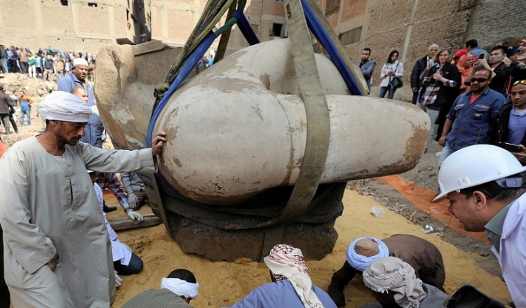 Κολοσσιαίο άγαλμα του Ραμσή Β΄ βρέθηκε σε φτωχογειτονιά του Καΐρου (φωτο, βίντεο)