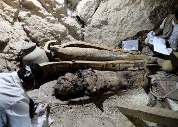 Ανακάλυψη στην Αίγυπτο: Βρέθηκαν 6 μούμιες, σαρκοφάγοι και 1.000 αγαλματίδια (φωτο)