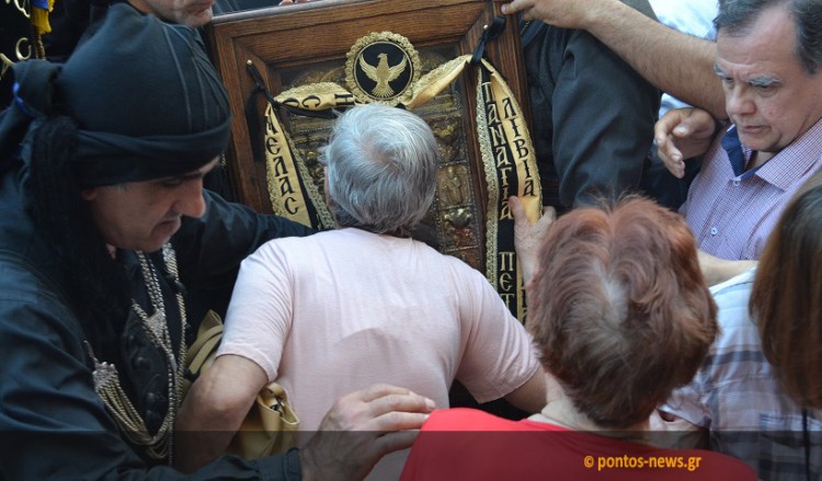 Η έλευση της εικόνας της Παναγίας Σουμελά στον Πειραιά μέσα από φωτογραφίες και βίντεο του pontos-news.gr
