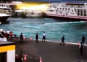 Ακυβέρνητο φεριμπότ προσκρούει σε κότερο σε λιμάνι της Πόλης (βίντεο)