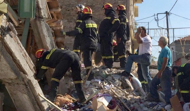 Μια γυναίκα νεκρή, τραυματίες και γκρεμισμένα σπίτια στη Λέσβο από τον μεγάλο σεισμό