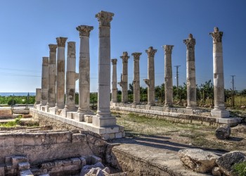 Τάφος αρχαίου Έλληνα φιλοσόφου κάτω από κτήμα με πορτοκαλιές στην Τουρκία