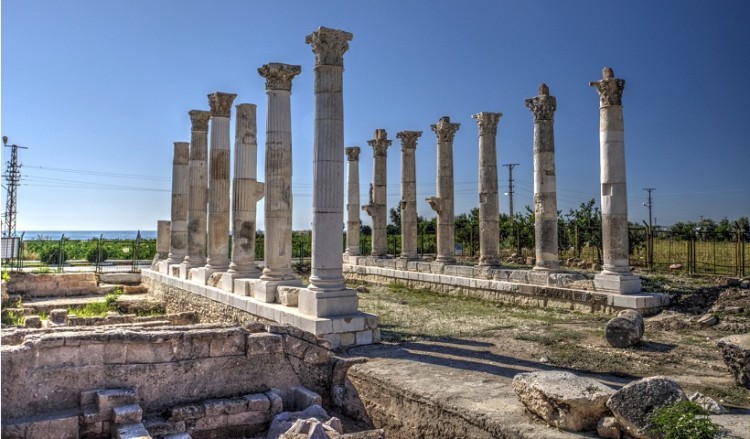 Τάφος αρχαίου Έλληνα φιλοσόφου κάτω από κτήμα με πορτοκαλιές στην Τουρκία