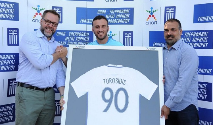 Ο ΟΠΑΠ βράβευσε τον Τοροσίδη για τις 90 συμμετοχές στην Εθνική ομάδα (βίντεο)