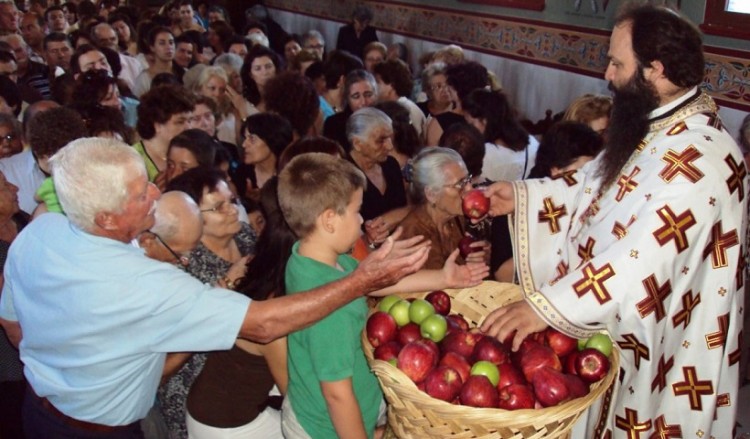 Γιορτάζει η Ειρήνη Χρυσοβαλάντου, η αγία με τα μήλα