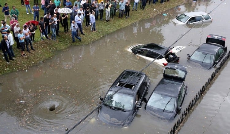 Οι καταιγίδες έπνιξαν την Κωνσταντινούπολη, οδηγοί κολυμπούσαν στους δρόμους! (βίντεο)