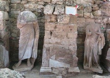 Στην αρχαία Σίδη βρέθηκαν δυο αγάλματα όρθια, στη θέση που ήταν 2.000 χρόνια πριν!