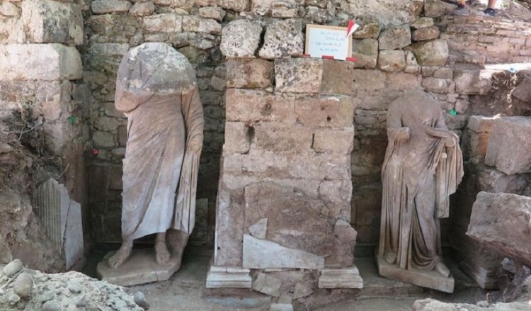 Στην αρχαία Σίδη βρέθηκαν δυο αγάλματα όρθια, στη θέση που ήταν 2.000 χρόνια πριν!