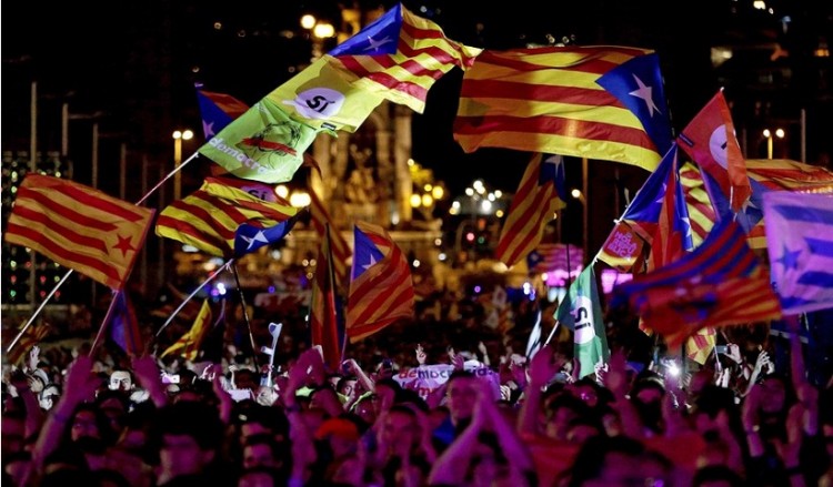 Αποφασισμένοι οι Καταλανοί για το δημοψήφισμα – Κατέλαβαν εκλογικά κέντρα