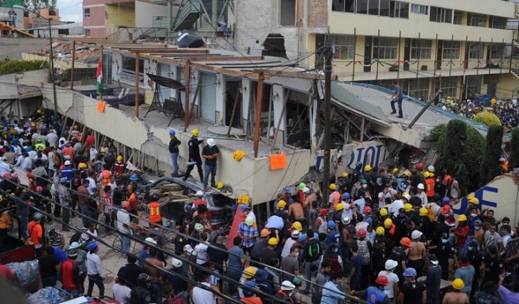Σεισμός στο Μεξικό: Εικόνες απόλυτης καταστροφής, χάος και θάνατος (βίντεο)