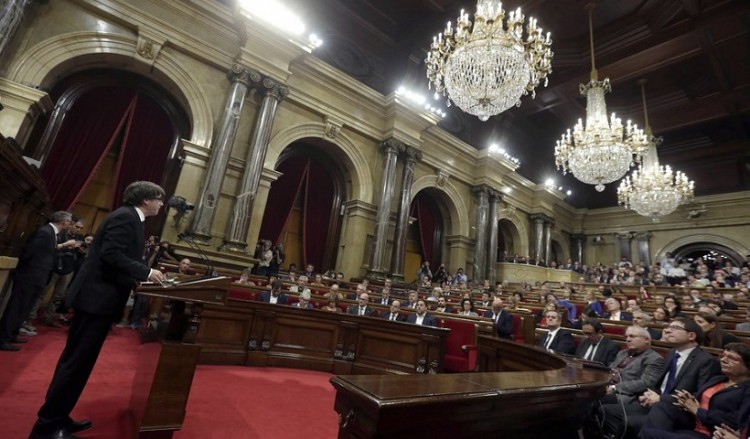 Ανέστειλε την κήρυξη της ανεξαρτησίας της Καταλονίας ο Κάρλες Πουτζντεμόν