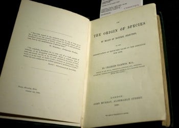 Στο σφυρί σπάνιο αντίγραφο της «Καταγωγής των ειδών» του Δαρβίνου