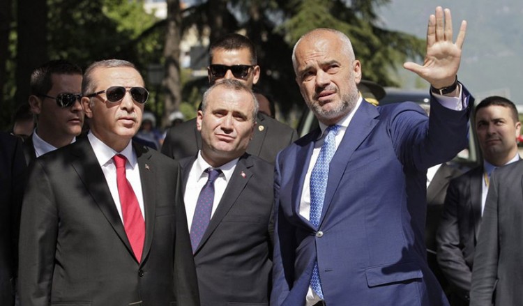 Η Αλβανία πρέπει να διαλέξει ανάμεσα στην Ευρωπαϊκή Ένωση και την Τουρκία