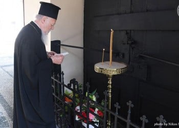 Ο Βαρθολομαίος άναψε κερί στην Πύλη που κρεμάστηκε ο Πατριάρχης Γρηγόριος Ε’ (φωτο)