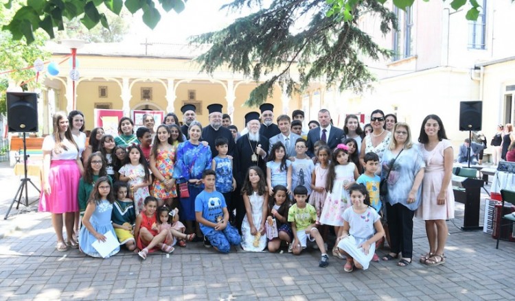 Ο Πατριάρχης Βαρθολομαίος μαζί με τα Ελληνόπουλα της Κωνσταντινούπολης