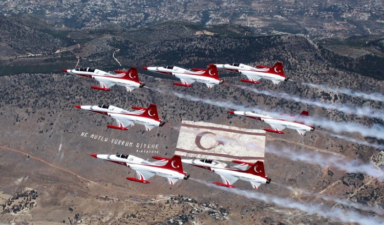 Αεροπορικά σόου στην τουρκική φιέστα για την 44η επέτειο από την εισβολή στην Κύπρο