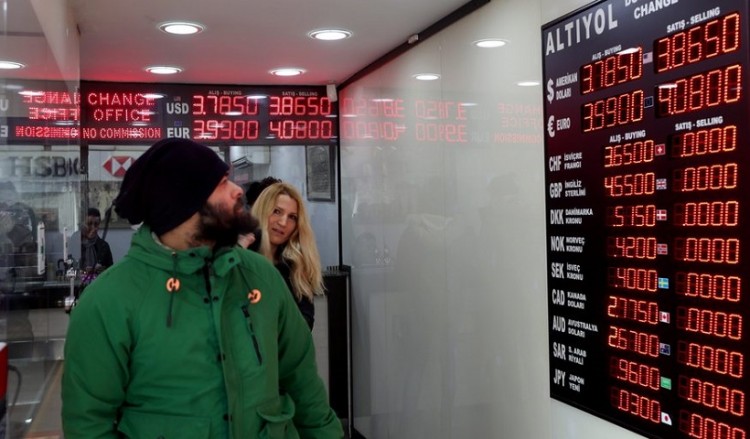 Η τουρκική λίρα υποχωρεί και σήμερα έναντι του δολαρίου