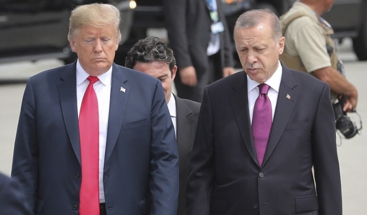 Ο Ερντογάν αγνοεί τις ΗΠΑ: Η Τουρκία γονατίζει μόνο στον Θεό