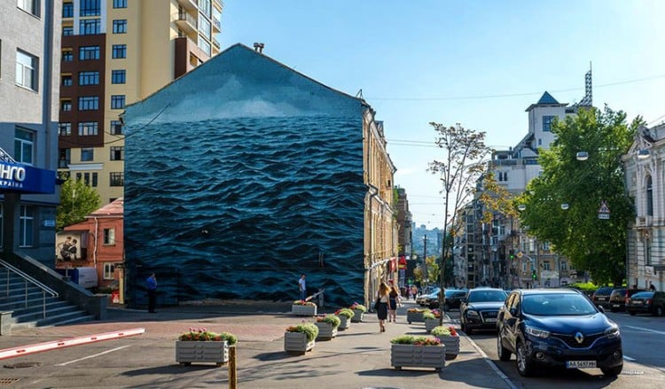Τρικυμισμένος Εύξεινος Πόντος σε τοίχο του Κιέβου
