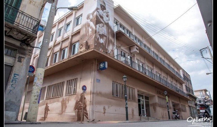 Γκράφιτι στο παλιό δημαρχείο Νίκαιας: Η Μικρασιάτισσα Μάνα, ο ξεριζωμός και η προσφυγιά