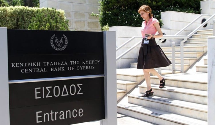 Κεντρική Τράπεζα Κύπρου: Οι Κύπριοι παραμένουν υπερχρεωμένοι