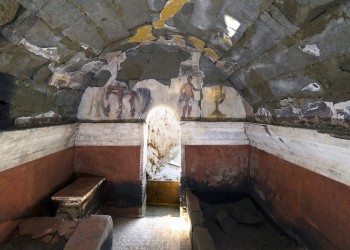 Στην Κάτω Ιταλία βρέθηκε μοναδικός αρχαιοελληνικός τάφος (φωτο)