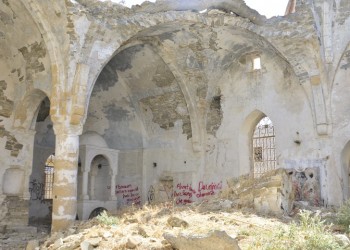 Στίχοι του Κούρδου Αχμέτ Καγιά και τσιτάτα του Τσε Γκεβάρα σε ναό στα Κατεχόμενα